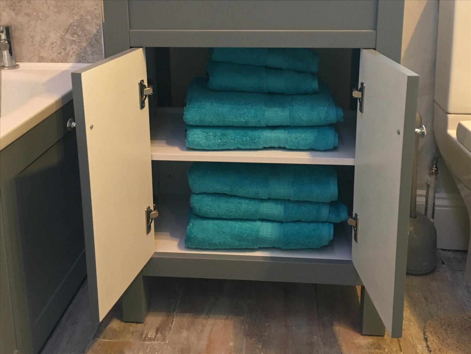 Teal Egyptian cotton towels in large family bathroom 9 Melinda Cottage East Runton @NorfolkCoastline